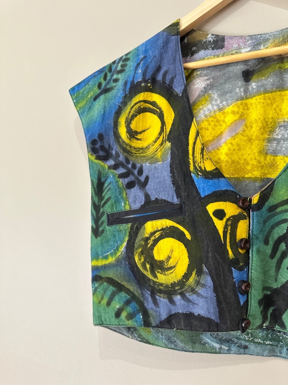 V-neck Juntos Hand-Painted Abstract Crop Top Yellow Cerulean Blue Forest Green - Picture 4 of 10